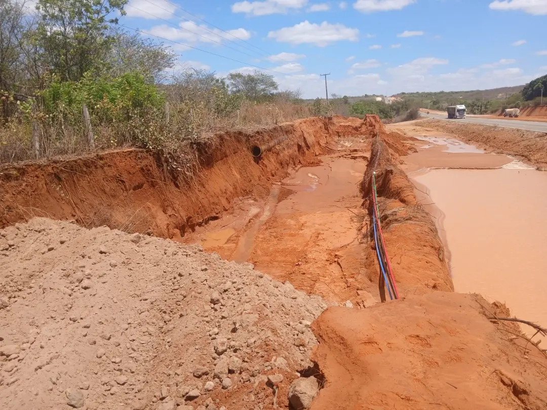 Rompimento da adutora Jerônimo Rosado interrompeu o fornecimento de água em Mossoró, Assu e Serra do Mel. A falha ocorr…