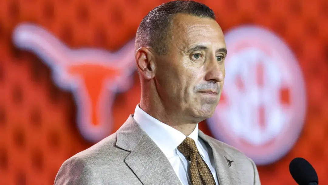 Steve Sarkisian falou sobre ter recusado entrevista com Holly Rowe após a vitória contra Ohio State. A atitude dele, ju…