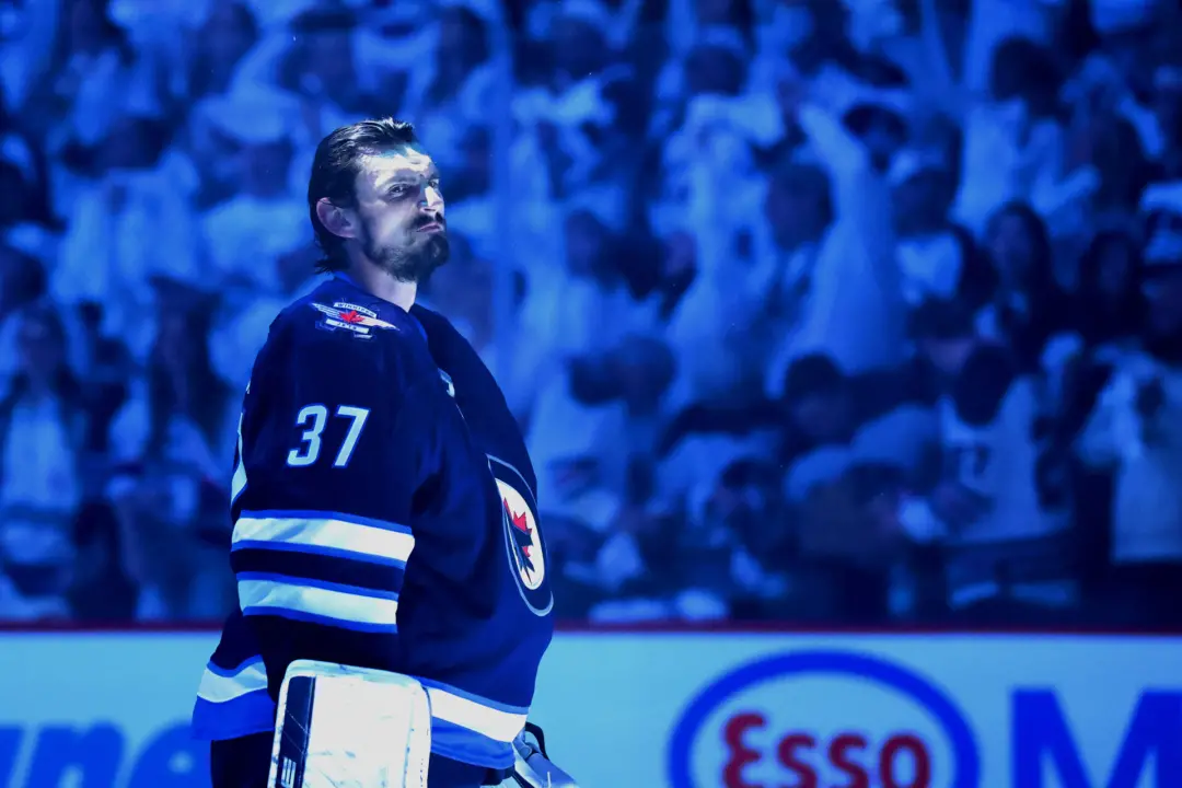 Hellebuyck foi suspenso pelos Winnipeg Jets após não se apresentar ao treinamento de acampamento. A diretoria deixou cl…