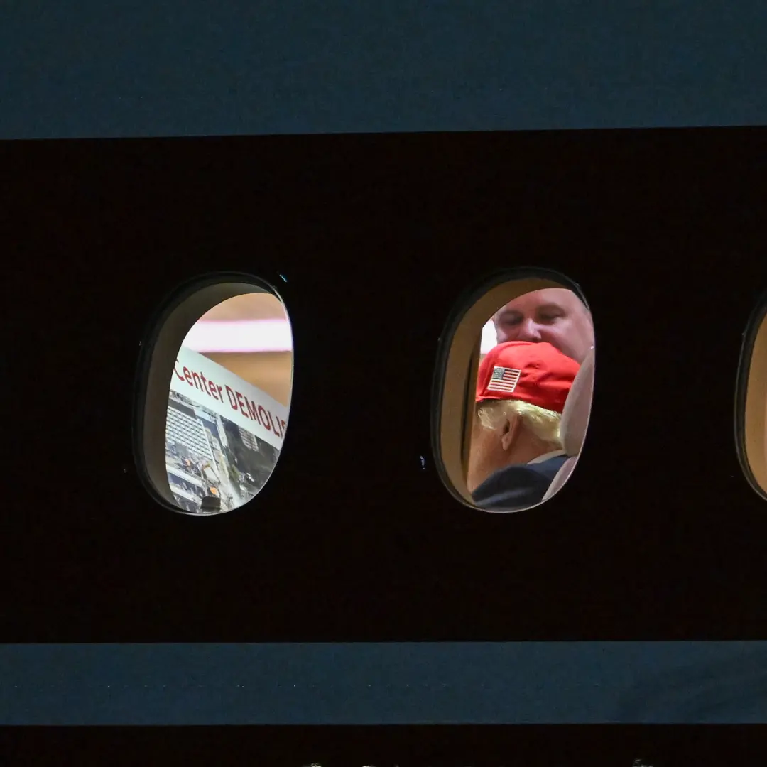 Fotos do Air Force One com Trump mostrando um cartaz de Demolição do Kennedy Center. Isso levanta muitas dúvidas sobre …