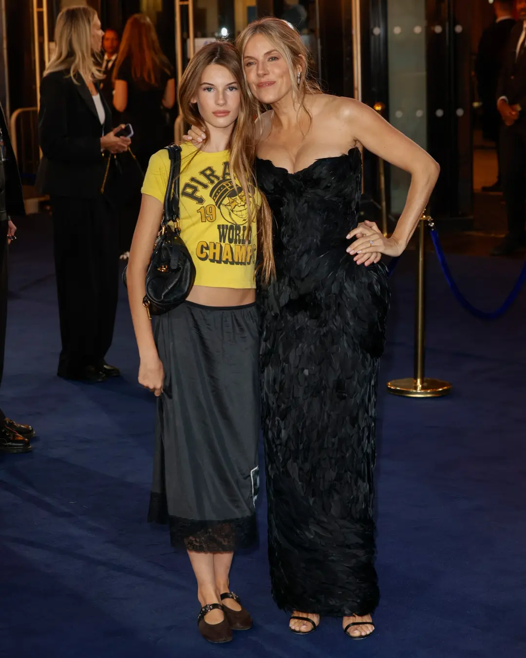 Marlowe Sturridge usou o closet da mãe Sienna Miller no tapete vermelho da estreia de War. Parece um momento bem casual…