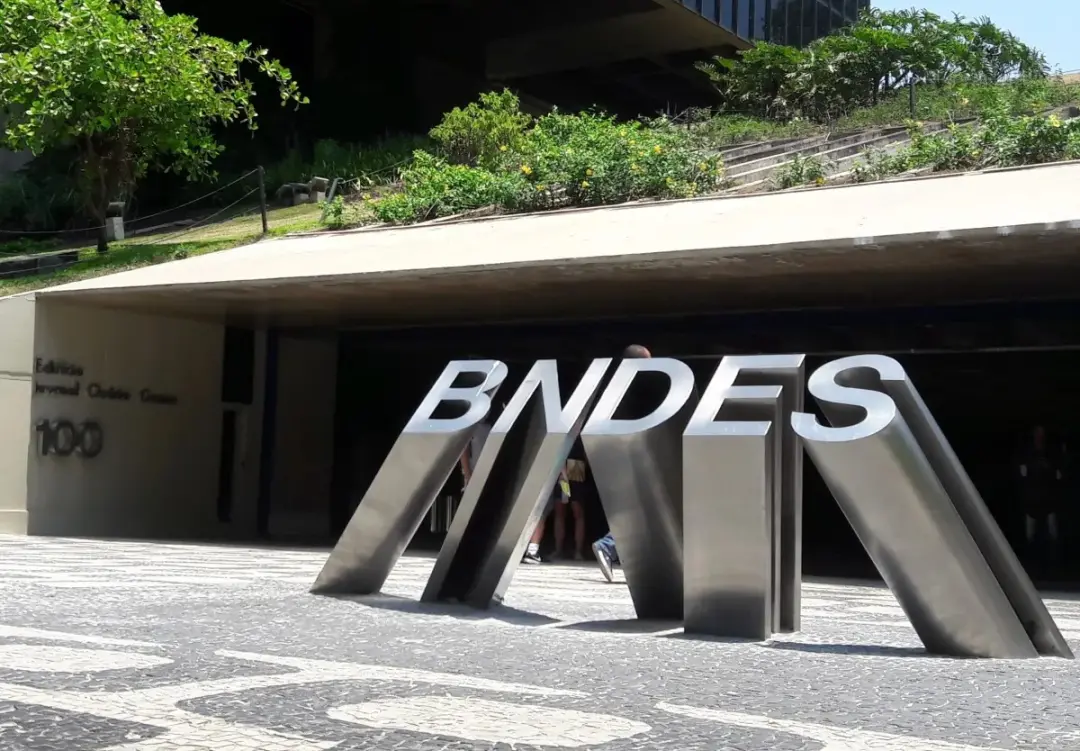 BNDES abre protocolo com R$ 22,6 bilhões para nova fase do Brasil Soberano. Esse apoio foca em empresas afetadas por ta…