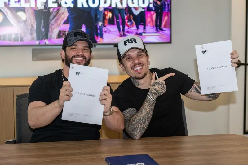 Felipe & Rodrigo assinaram com a Warner Music e o show de 26 de setembro em Brasília esgotou as pré-vendas em 48 horas.…