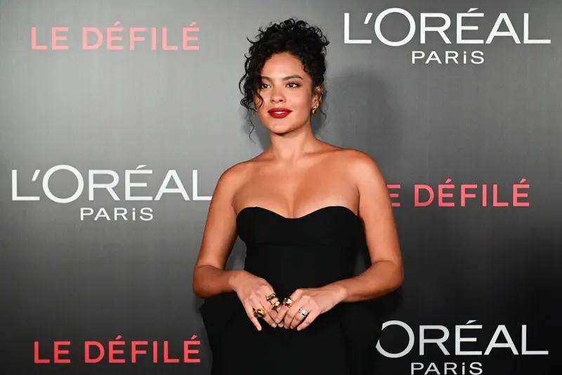 Bella Campos abre a Paris Fashion Week 2026 no dia 28 de setembro, levando um discurso sobre autoestima e diversidade n…