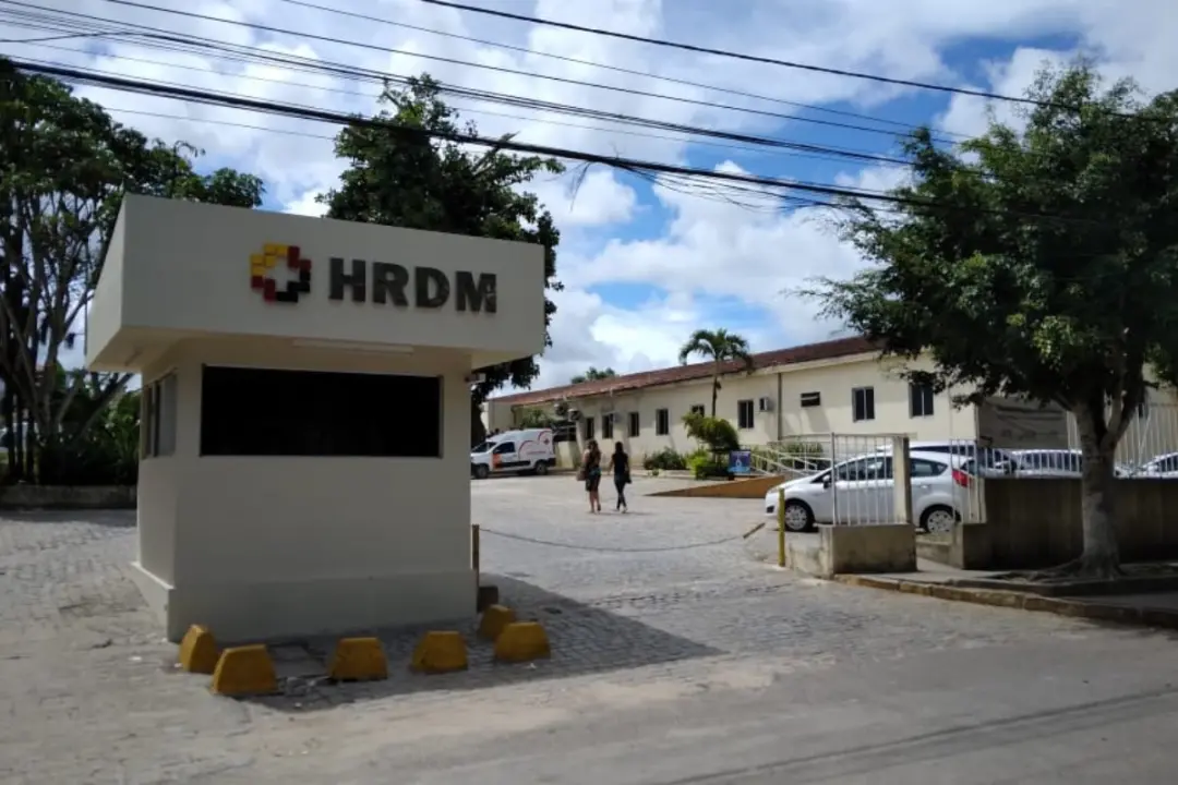 Recém-nascida foi encontrada em um saco de cimento na Zona Rural de Jupi, Pernambuco. É um caso de abandono muito grave…