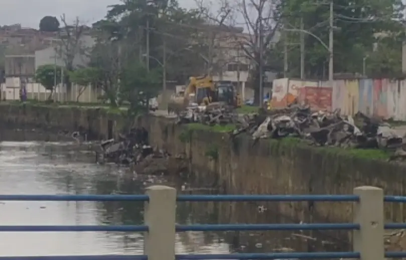 Carcaças de vários carros foram retiradas do Rio Acari perto do Complexo da Pedreira. Isso mostra um problema sério de …