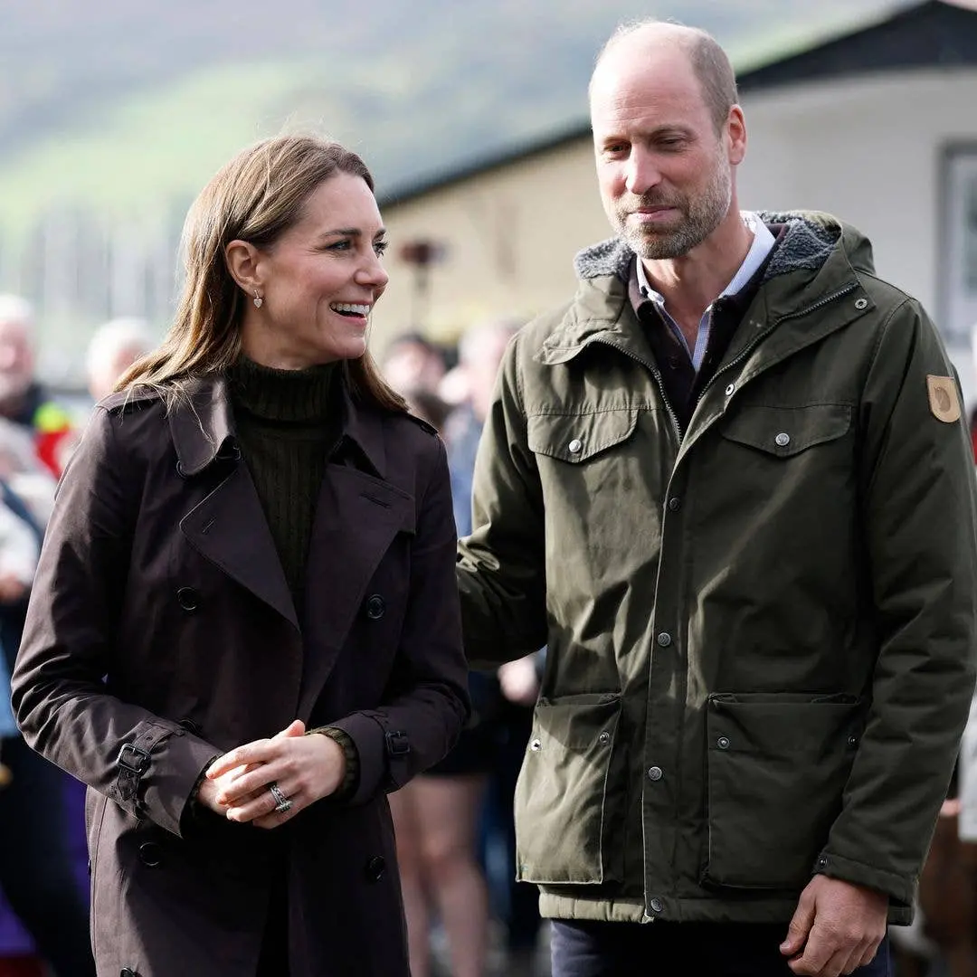 Isle of Bute, o Príncipe William e a Princesa Kate pegaram lixo com as mãos. A situação é preocupante, mostrando que a …