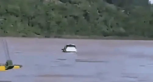 Um carro caiu da balsa no Rio Uruguai em Porto Mauá, no Rio Grande do Sul. O motorista, usando o celular, avançou duran…