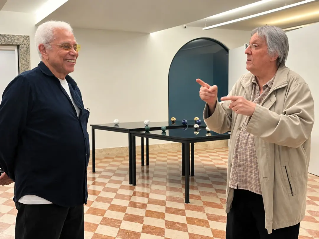 Paulinho da Viola visitou a Casa Roberto Marinho para ver o mostra individual de Waltercio Caldas. É legal ver como a m…
