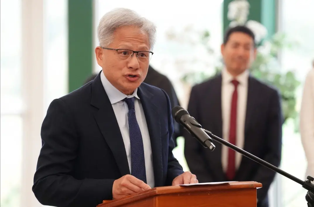 Jensen Huang disse que sistemas de IA precisam de testes rigorosos antes do lançamento, durante a cúpula na Escócia com…