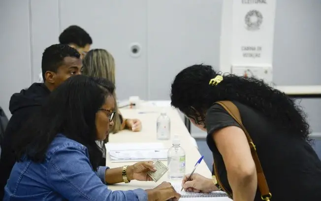 Um em cada três eleitores no Brasil parou de votar nos últimos pleitos, segundo a pesquisa. A solidão e o esgotamento m…