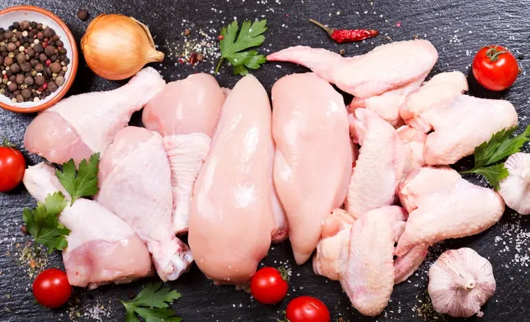 Ofertas de proteínas subiram 23% no semestre, e o varejo tá misturando carne bovina, frango e suínos nas promoções. Iss…
