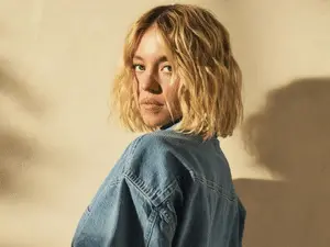 Sydney Sweeney seminua sendo chamada de arma da direita dos EUA, segundo Luciana Bugni. Essa linha de raciocínio mostra…