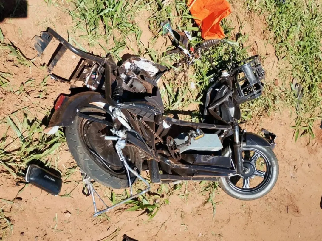 Jardim Veraneio em Campo Grande teve um acidente na BR-163. Uma caminhonete atingiu uma bicicleta elétrica, deixando pa…
