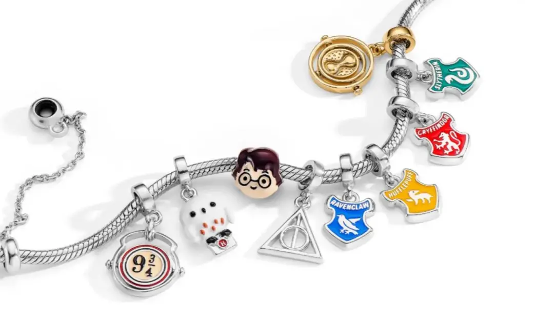 Coleção de acessórios Harry Potter da Life by Vivara saiu entre 270 e 300 reais, com peças como brasões e Vira-Tempo. É…