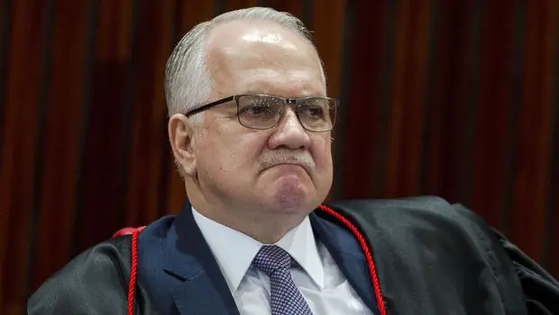 Ministro Fachin adia sessão do STF para analisar a conduta de André Mendonça nos casos Master e INSS. O pedido de vista…