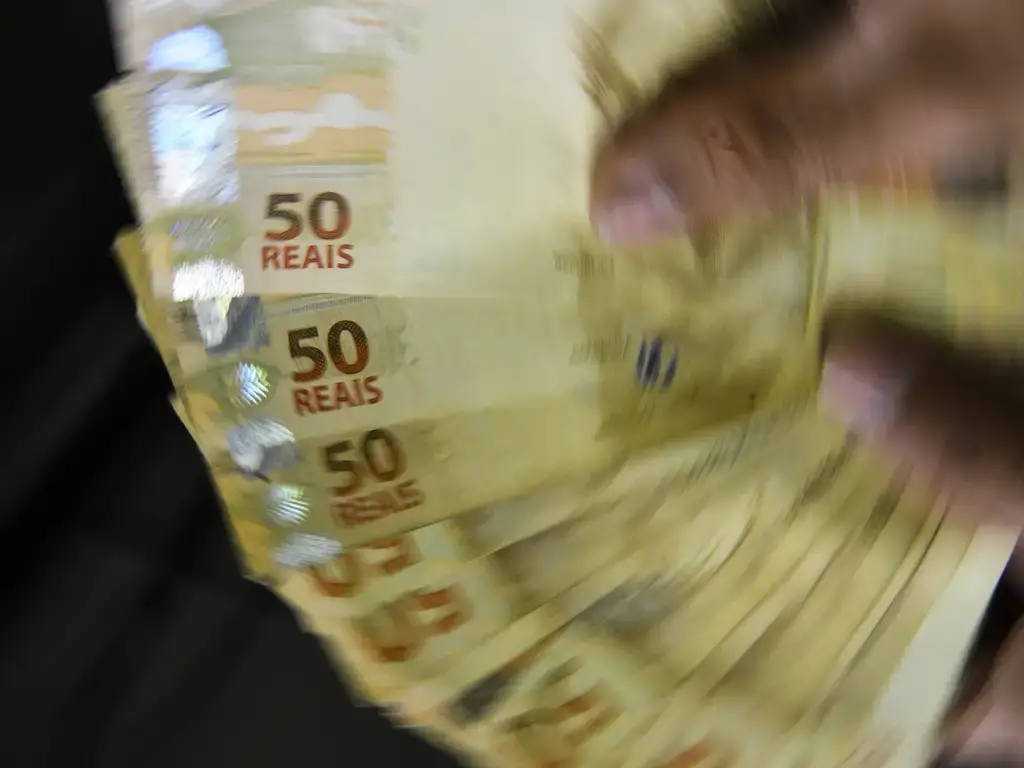 Brasil com maior juro real do mundo, 8,45% ao ano, segundo levantamento. Eu pondero porque manter juros tão altos apesa…