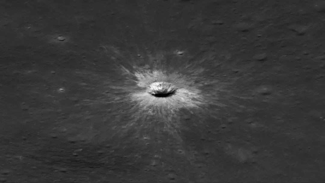 Um asteroide ou cometa do tamanho de um prédio de três andares formou uma cratera impressionante na borda leste da Lua,…