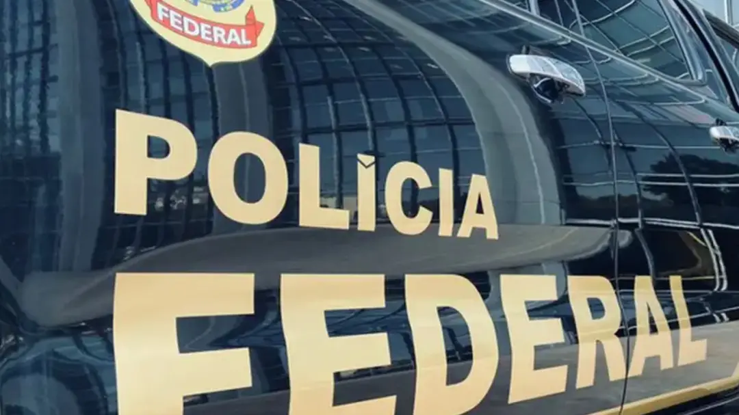 Quatro vírgula seis toneladas de cocaína foram alvo de investigação da PF, conectando o PCC com a máfia italiana para e…