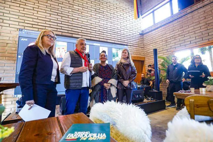 Porto Alegre criou rede internacional com embaixadores do Turismo Farroupilha de Galpão, reconhecendo representantes de…