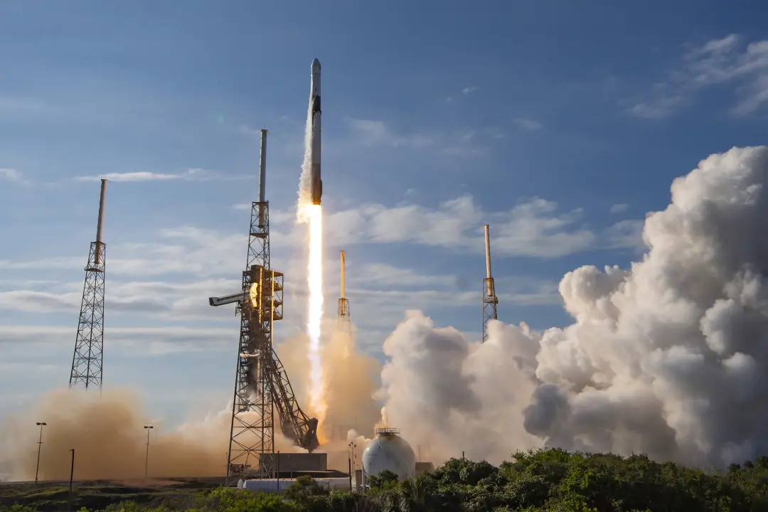SpaceX vai levar cerca de 6500 libras de suprimentos e ciência para a Estação Espacial Internacional com um Falcon 9 em…
