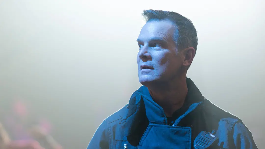 Peter Krause entra com Mike Hollingsworth na NBC Line of Fire. Ele tava quase se aposentando quando a família dele viro…