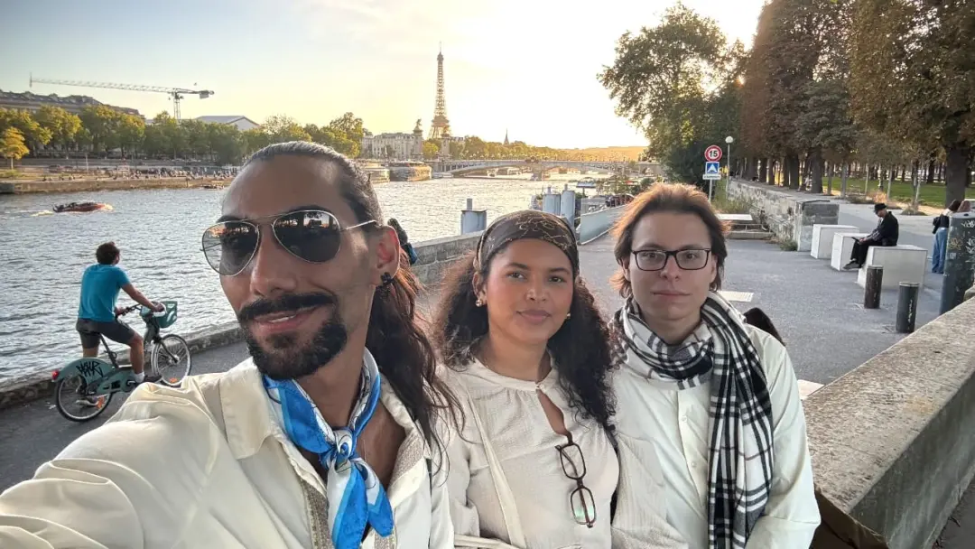 Paris recebendo três jornalistas, Cazzu, Cleide e Diogo, em imersão após curso no Rio. Essa viagem mostra como o jornal…