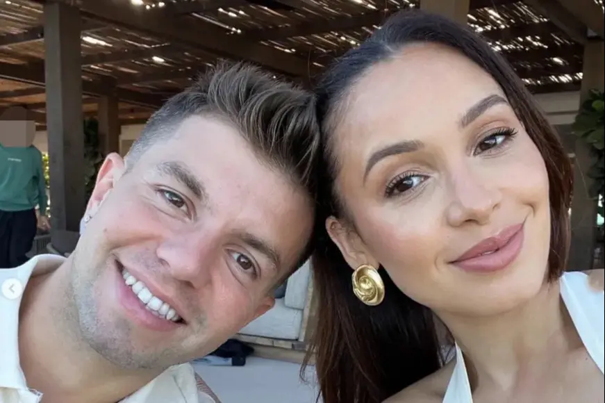 Danielle Peazer, ex de Liam Payne, está noiva de Sonny Jay, vencedor do Dancing on Ice. O pedido aconteceu em um penhas…
