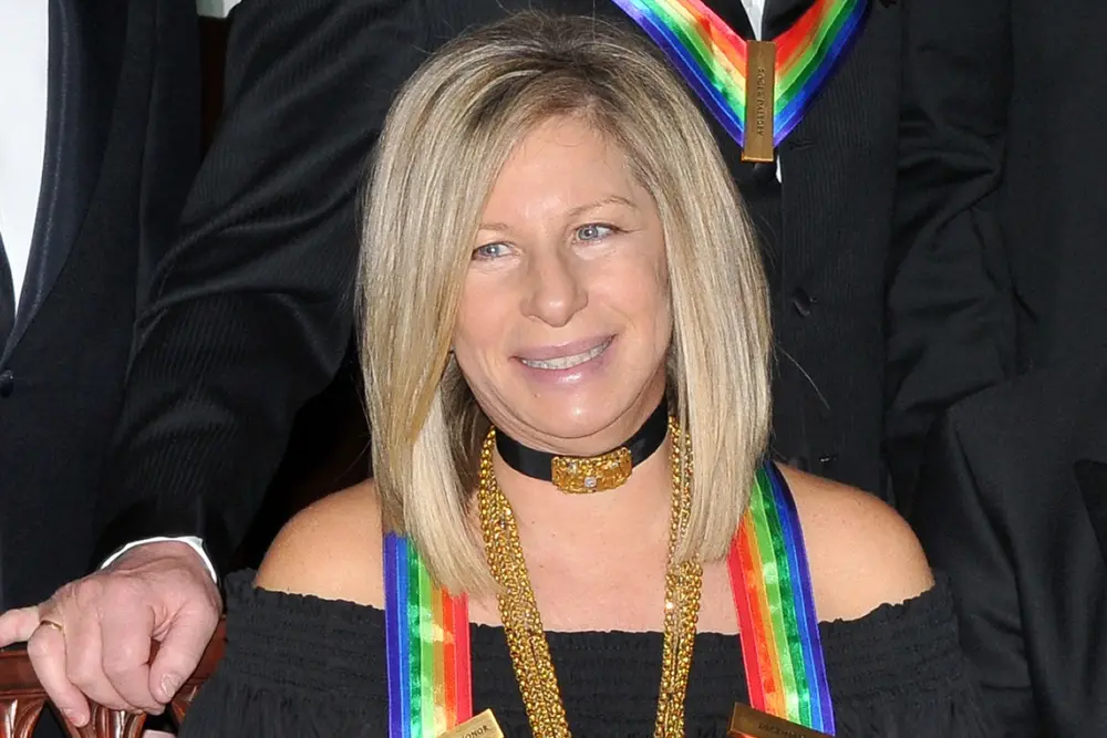 Barbra Streisand comentou sobre a postura de Donald Trump na briga pelo Kennedy Center. Ela disse que foi doloroso test…
