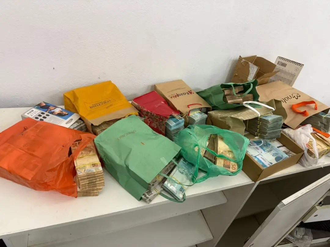 Mais de um milhão de reais foram apreendidos em espécie durante operação da PF em Ji-Paraná, Rondônia. A suspeita é de …