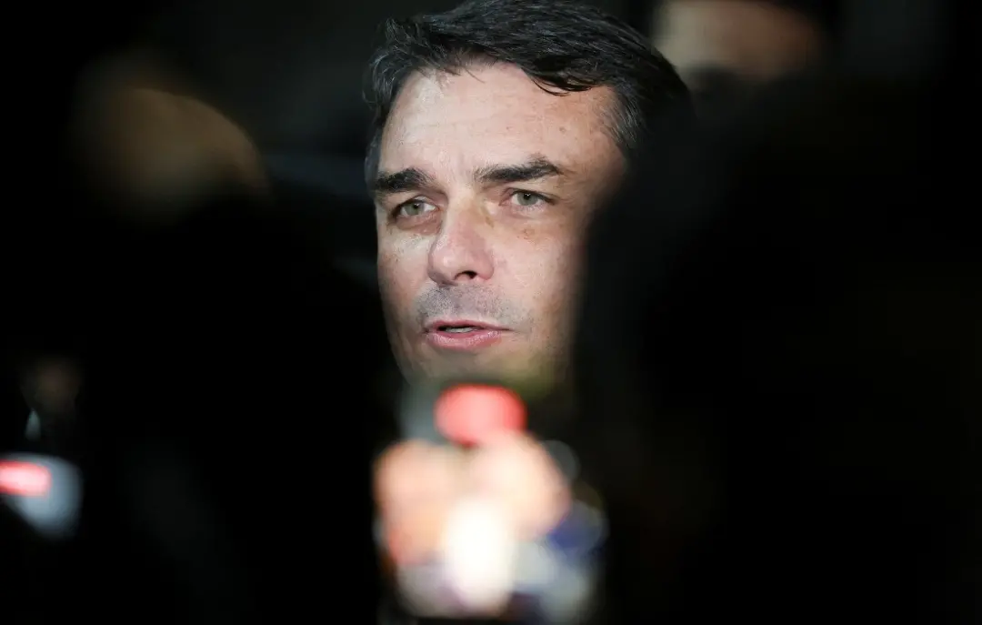 Reajuste de 15% no Bolsa Família foi assinado por Lula em Brasília, e Flávio Bolsonaro chamou isso de ato de desespero.…