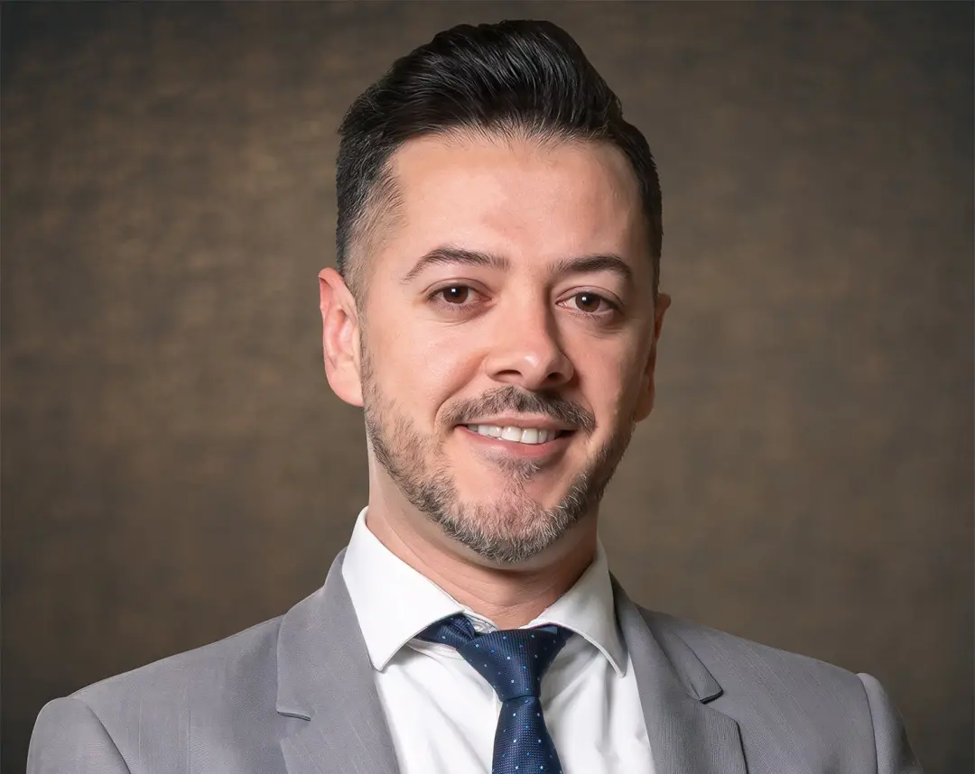 Alcione Louzada, aos 42 anos, hoje é planejador financeiro e consultor na Nippur Wealth, que cuida de 12 bilhões de rea…