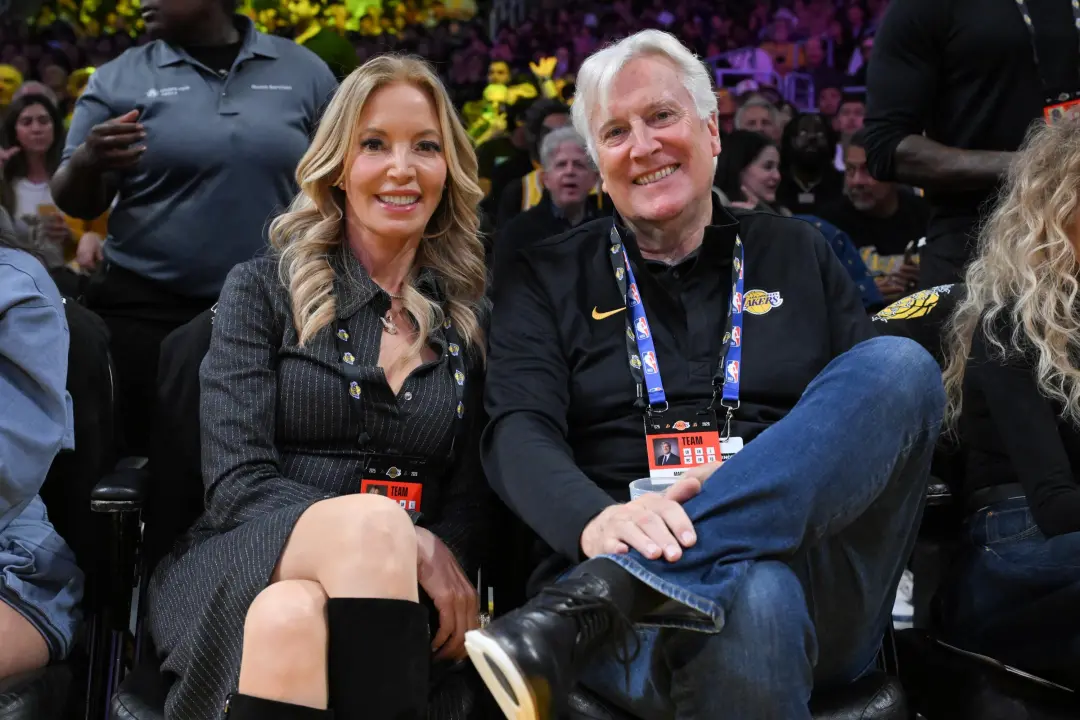 Mark Walter, que iria assumir a maioria dos Lakers, teve sua situação revista pelo Adam Silver sem sinal vermelho, mesm…