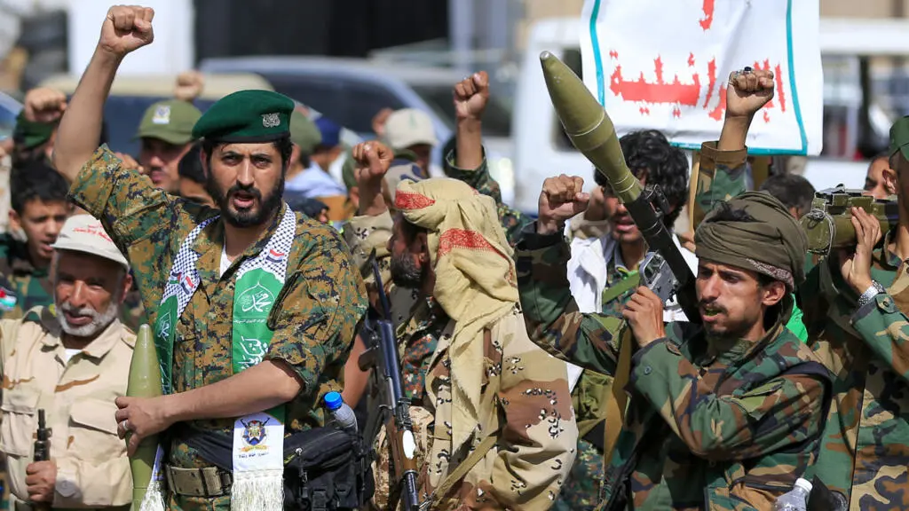 Representantes dos Houthis se reuniram com oficiais americanos em Omã. Essa negociação, enquanto Trump recusa apoio mil…