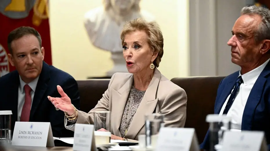 Linda McMahon empurra um movimento para reduzir burocracia federal na educação americana. O objetivo é dar mais poder d…