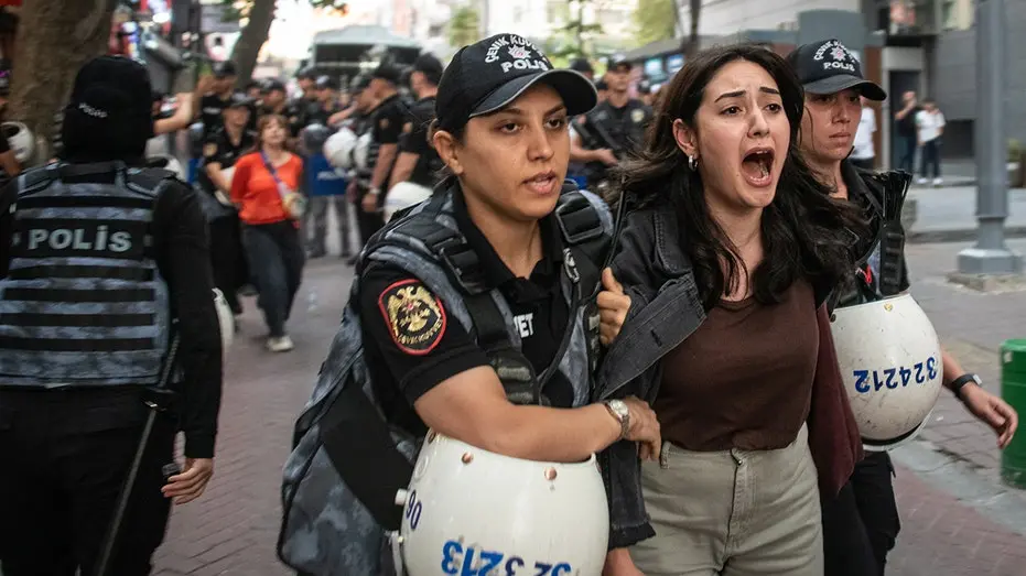 Turquia prende e detém cerca de 116 pessoas em 15 províncias em ações contra a comunidade LGBT. Esse aperto repressivo …
