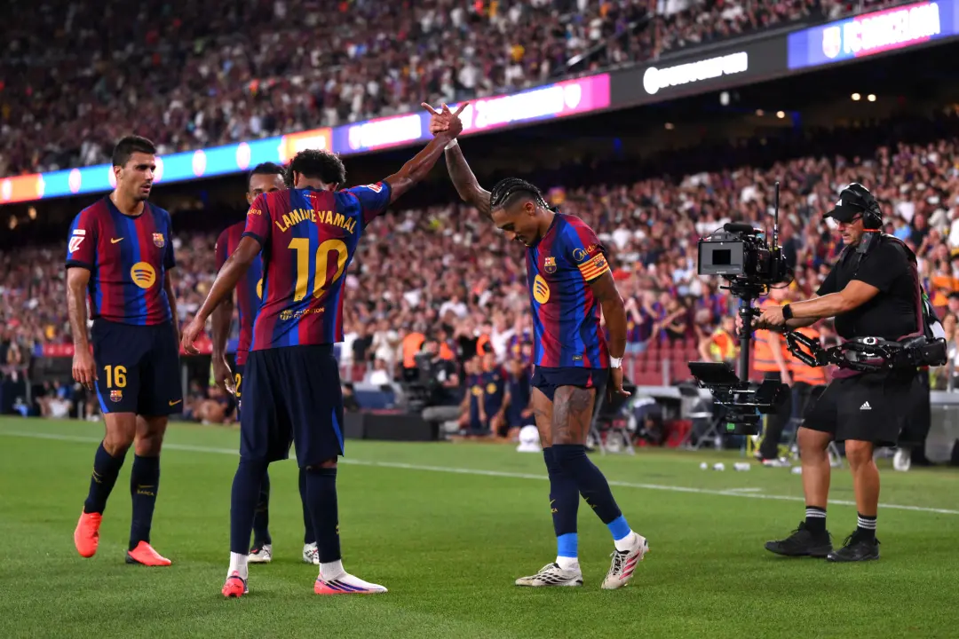 Raphinha mandou mensagem de apoio pro Lamine Yamal, que tá na lista de 30 nomes do Ballon d’Or 2026. É legal ver os col…