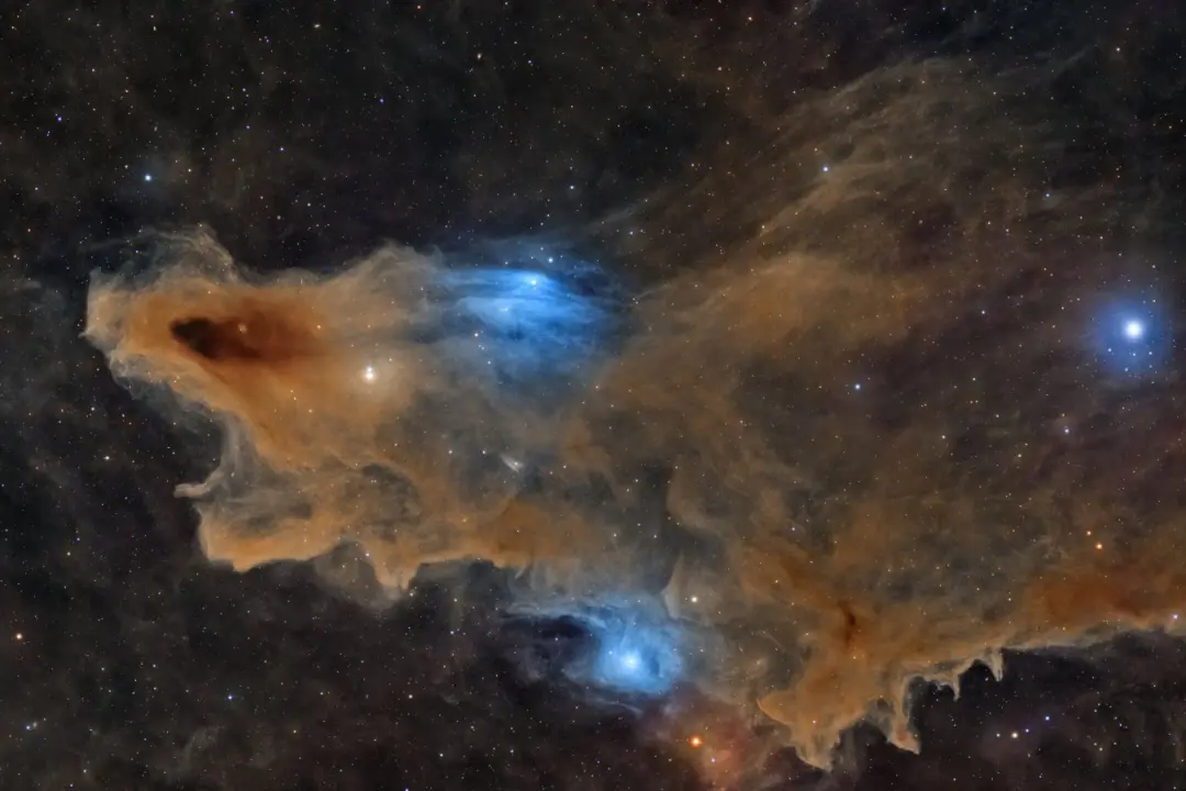 Ali Alobaidly tirou a foto do predador silencioso, uma nebulosa densa a 650 anos-luz de distância, em Cepheus. Ver a di…