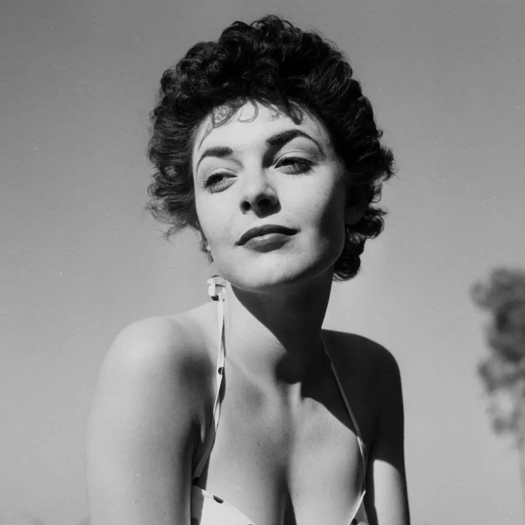 Anne Bancroft em fotos de biquíni dos anos 50 mostrando um charme atemporal. É interessante ver como a elegância dela p…