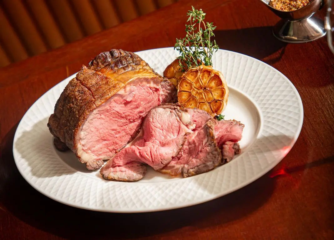Nimbus em Botafogo promove almoço britânico com chef inglês no dia 26 de setembro. O menu tem bife de chorizo e Sticky …