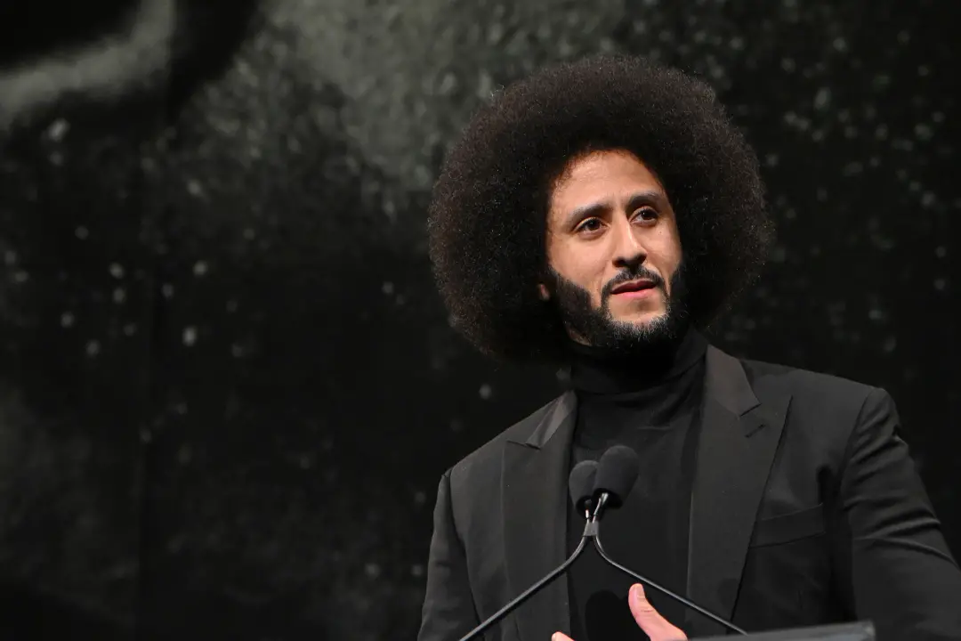 Colin Kaepernick fala sobre o protesto dele no campo dos San Francisco 49ers, começando sentado durante o hino nacional…