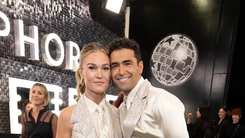 Julia Stiles cantou 9 to 5 do Dolly Parton no Dancing with the Stars. Ela falou que a música é um hino incrível e que f…
