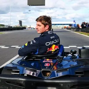 Verstappen pediu novo desafio no kart da Red Bull depois de ultrapassar 100 carros. Curto a iniciativa de buscar sempre…
