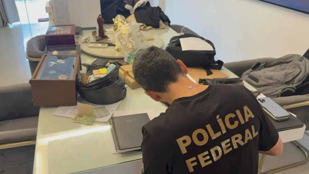 Um PM foi preso na PF por esquema de entrada ilegal de eletrônicos, apreensão incluiu R$ 140 mil, carros blindados e 87…