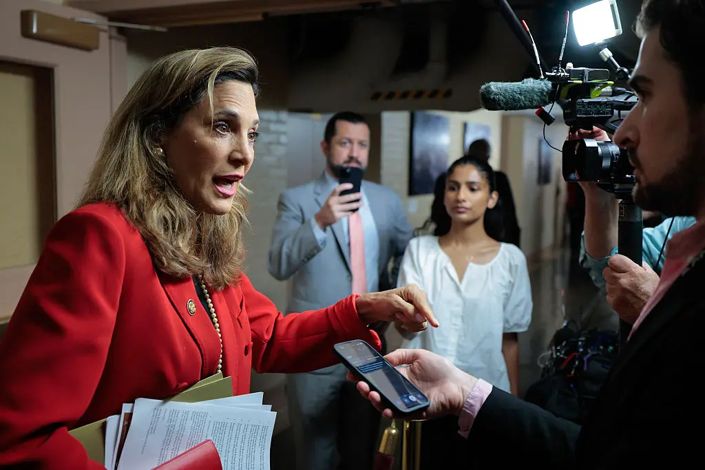 Rep. María Elvira Salazar criticou Trump em um anúncio dizendo que parte da repressão migratória dele foi longe demais.…