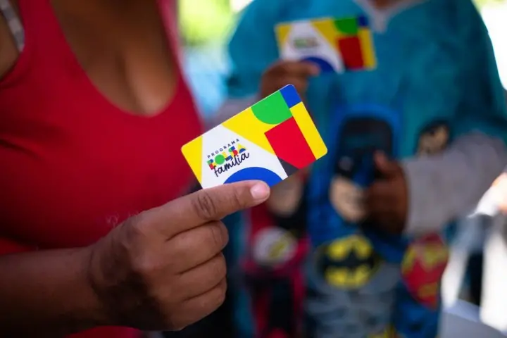 Aumento do Bolsa Família por Lula e por Bolsonaro em 2022 tiveram semelhança no anúncio durante o período eleitoral. Es…