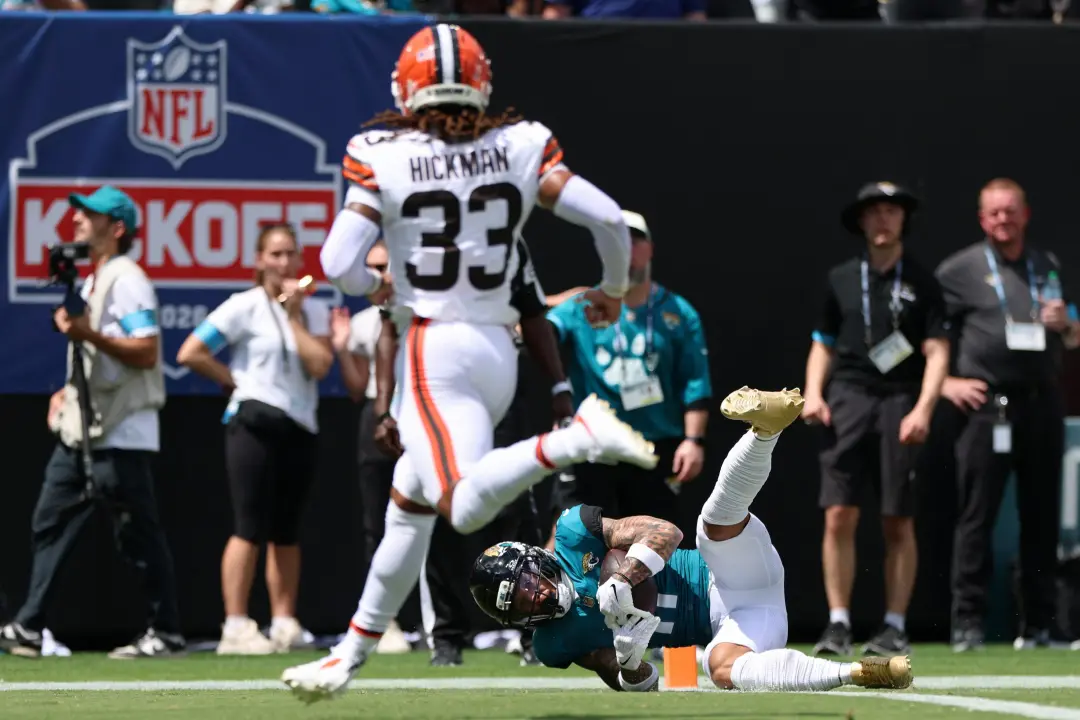 A defesa dos Browns permitiu que o quarterback Trevor Lawrence marcasse quatro touchdowns no jogo contra o Jaguars. O p…