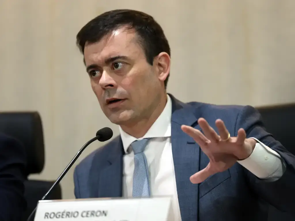 Rogério Ceron, secretário-executivo da Fazenda, apontou que juros altos no Brasil são causados por fatores estruturais,…