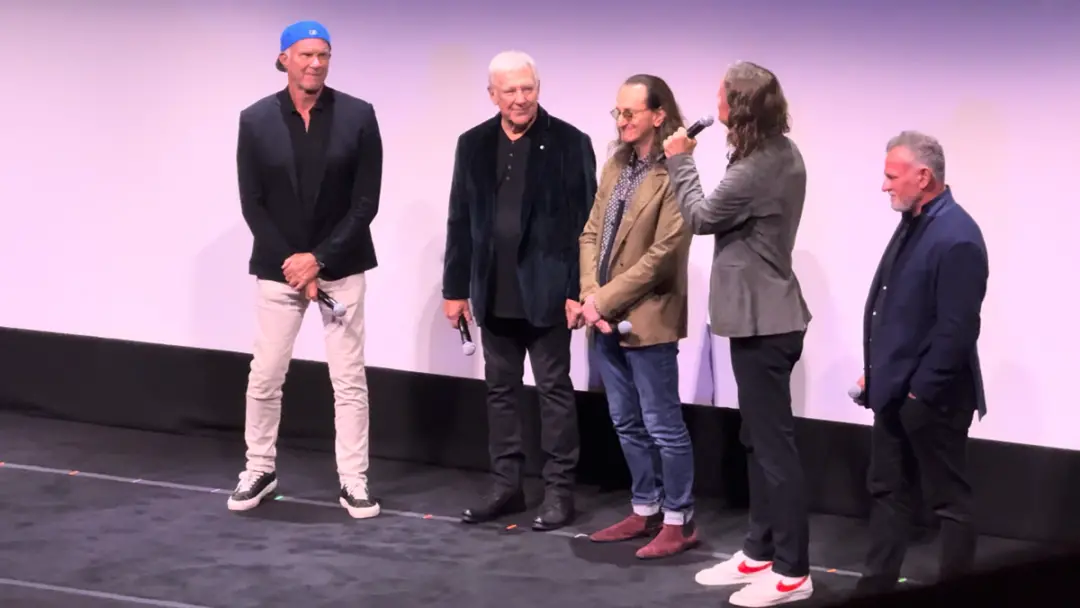 Geddy Lee e Alex Lifeson, do RUSH, estiveram na estreia mundial do documentário Neil Peart: No One’s Disciple, em Toron…