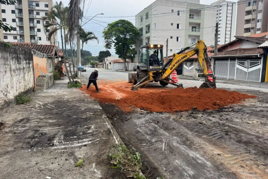 Cratera na Rua Paulo Setúbal, em Taubaté, foi fechada nesta quinta-feira após os reparos. A interdição de trecho da Vil…